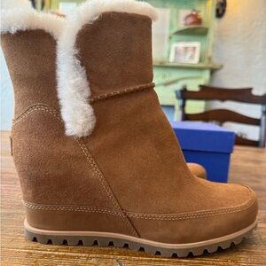 UGG Shearling lined Malvella Wedge Boot size 9
